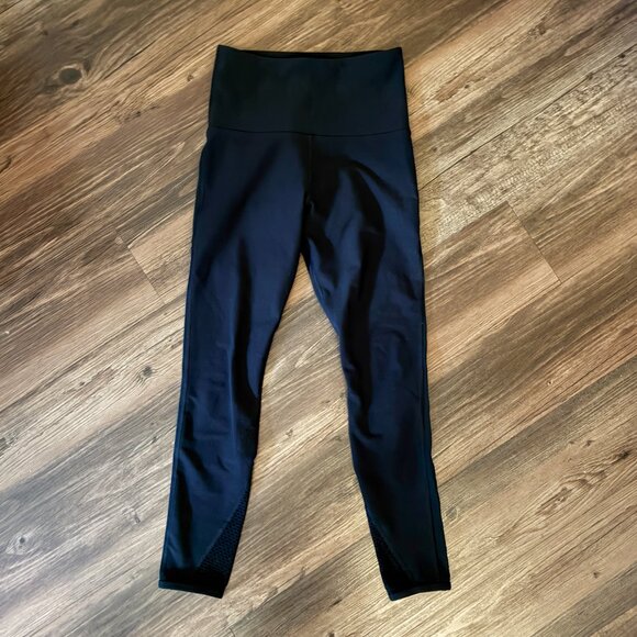 Lorna Jane Black 7/8 Leggings with Mesh Panels - Picture 3 of 3